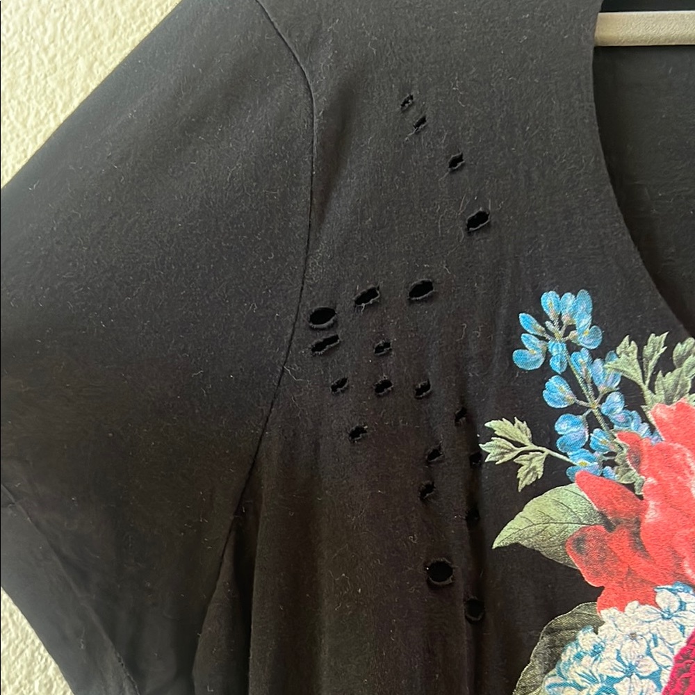 Torrid Black Graphic distressed T-Shirt Size 1X EUC - Picture 3 of 8
